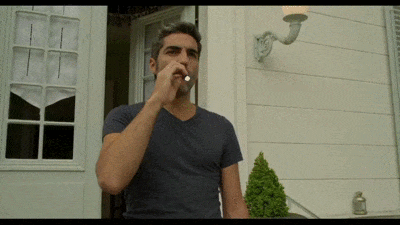 Image drôle representant un individu qui tente de vapoter pour arrêter de fumer mais qui imite la gestuelle de la cigarette classique en jetant sa vape